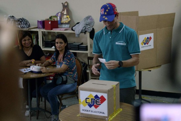 Venezuelan opposition figure and outgoing governor of Miranda, Henrique Capriles, casts his vote at a polling station in Caracas' municipality of Baruta, where people choose the governor for Miranda, during regional elections in Venezuela on October 15, 2017.Venezuelans headed to the polls Sunday in regional elections seen as a crucial test for President Nicolas Maduro and the opposition alike after months of deadly street protests failed to unseat him. An estimated 18 million people are eligible to elect governors to four-year terms in 23 states. / AFP PHOTO / Federico PARRA