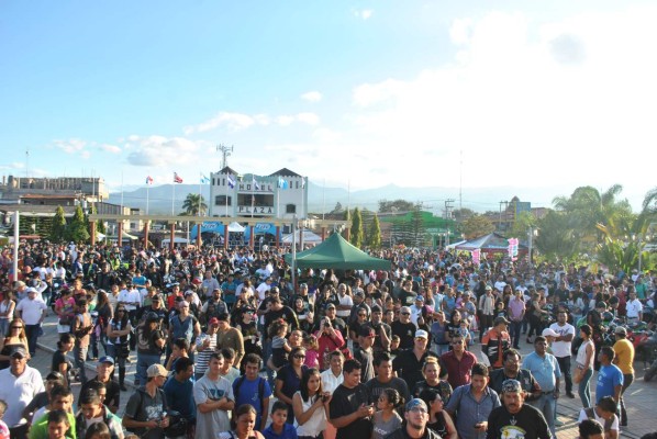 Unos 500 motociclistas rugieron en el Motofest de Siguatepeque