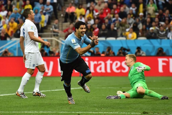 Luis Suárez resucita a Uruguay y lanza a la lona a Inglaterra