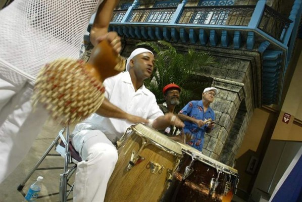 Sensualidad de la rumba cubana y el merengue seducen a la Unesco