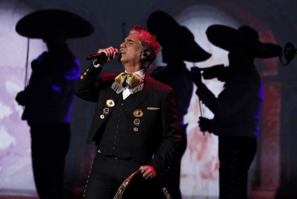Alejandro Fernández vuelve a sus raíces mariachis