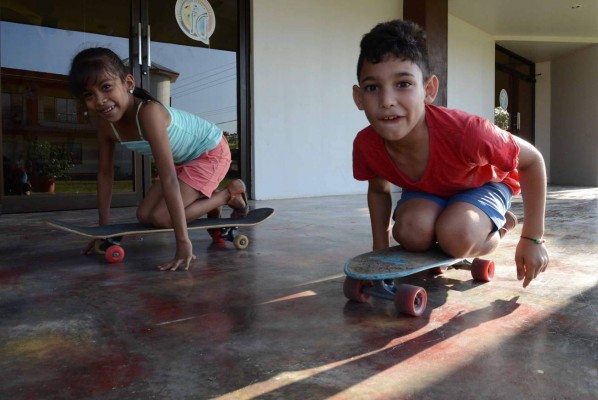 Nine-year-old Cuban child Remis Perez (R) plays with Costa Rican girl Emily Acebedo at a Methodist church sheltering 35 Cuban refugees in Liberia, Guanacaste, Costa Rica, on December 29, 2015. Costa Rica on Tuesday warned it should not be seen as an 'open bridge' to America after striking a deal to start shipping out stranded Cuban migrants to other Central American countries. AFP PHOTO/Carlos GONZALEZ