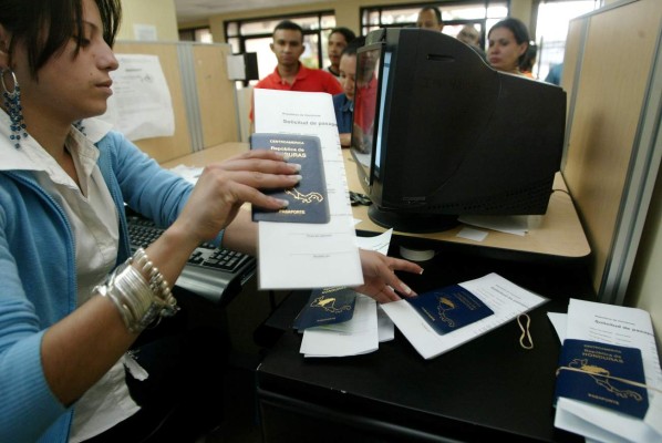 Gobierno autoriza revalidación de pasaportes vencidos