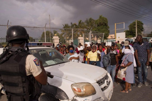 Cientos de haitianos se congregan en la embajada de EE.UU. para pedir un visado  