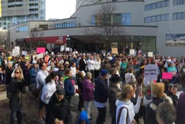Marchan contra deportación de pastor hondureño
