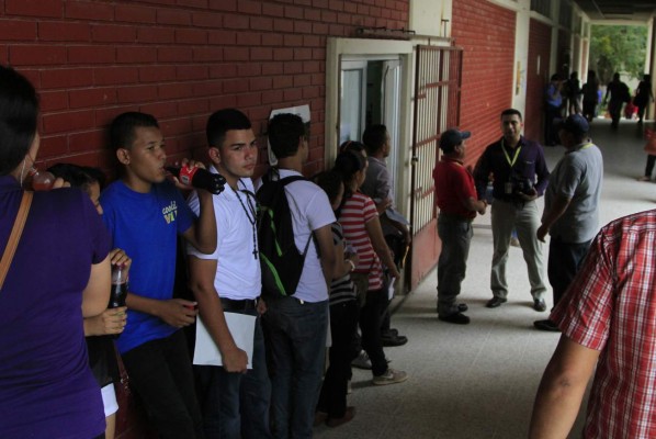 Unos 3,400 aspirantes harán prueba de admisión en la Unah-vs