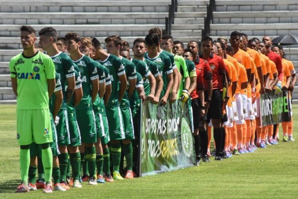 El Chapecoense jugó su primer partido tras la tragedia