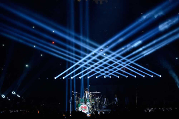 Espectáculo de Bruno Mars opacado por fuegos artificiales