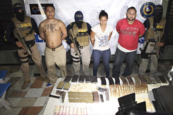 Por extorsión seguirán en prisión dos hombres y una mujer