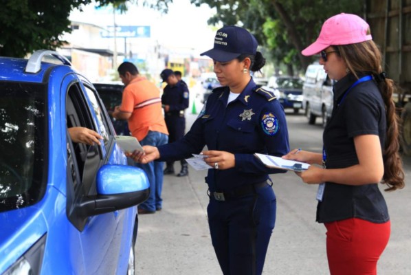 Realizan operativos para detectar carros que no han pagado matrícula