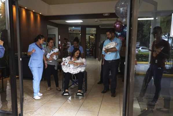 Cuatrillizos y su madre ya duermen en su casa y están saludables