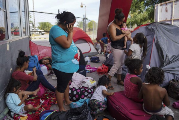 EEUU devuelve a migrantes en proceso de parto a México