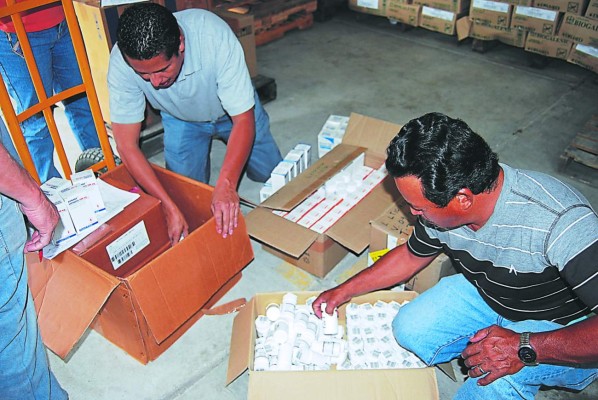 Veedores y FF AA garantizan entrega de medicamentos