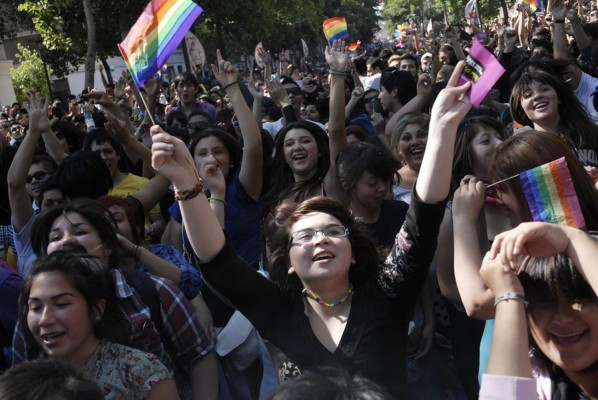Aprueban en Chile una reforma que permite adoptar a las parejas del mismo sexo