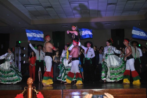 La Asociación Cultural Zorzales de Sula junto al coro de la escuela.