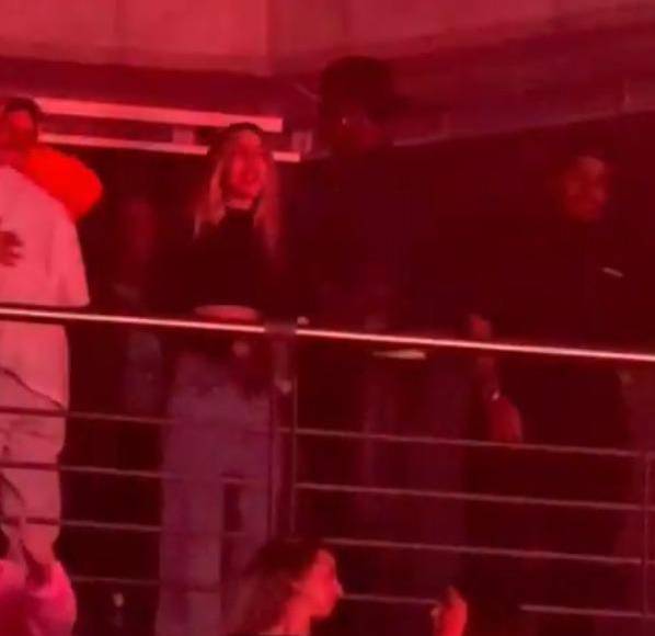 En redes sociales circula el video de Vinicius con la cantautora y también actriz, que se viralizó tras verse muy acameraldo durante el concierto con la rubia.