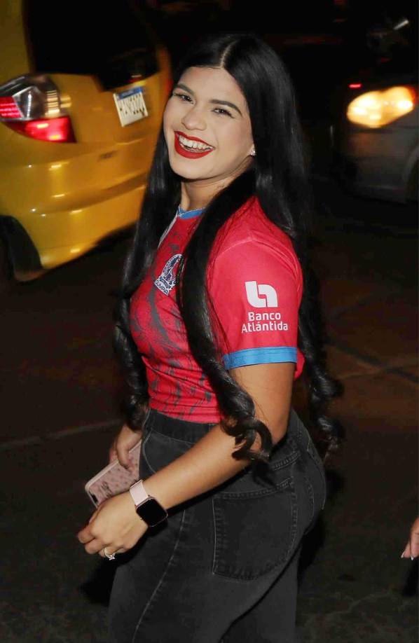La hermosa aficionada del Olimpia que llegó alegre al estadio Nacional Chelato Uclés.