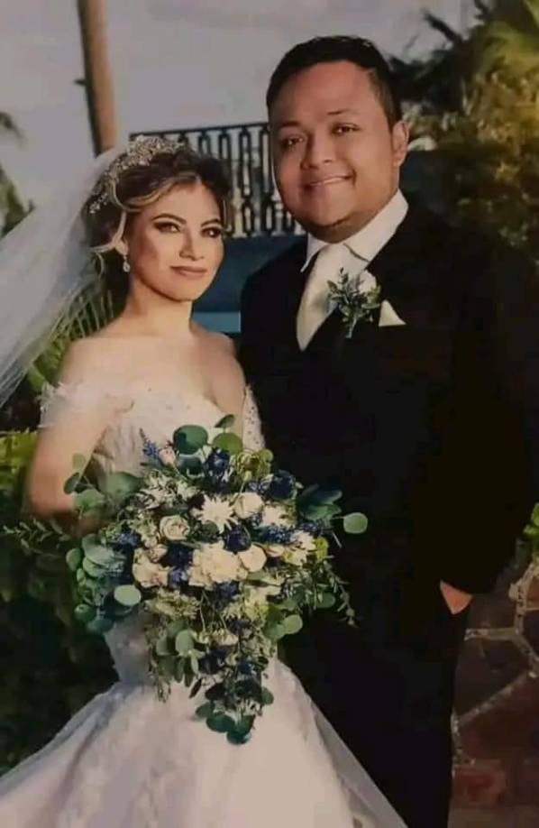 La víctima fue identificado como Marco Antonio Rosales Contreras de 32 años, quien recibió 4 impactos de bala cuando salía de la iglesia el día de su boda. 