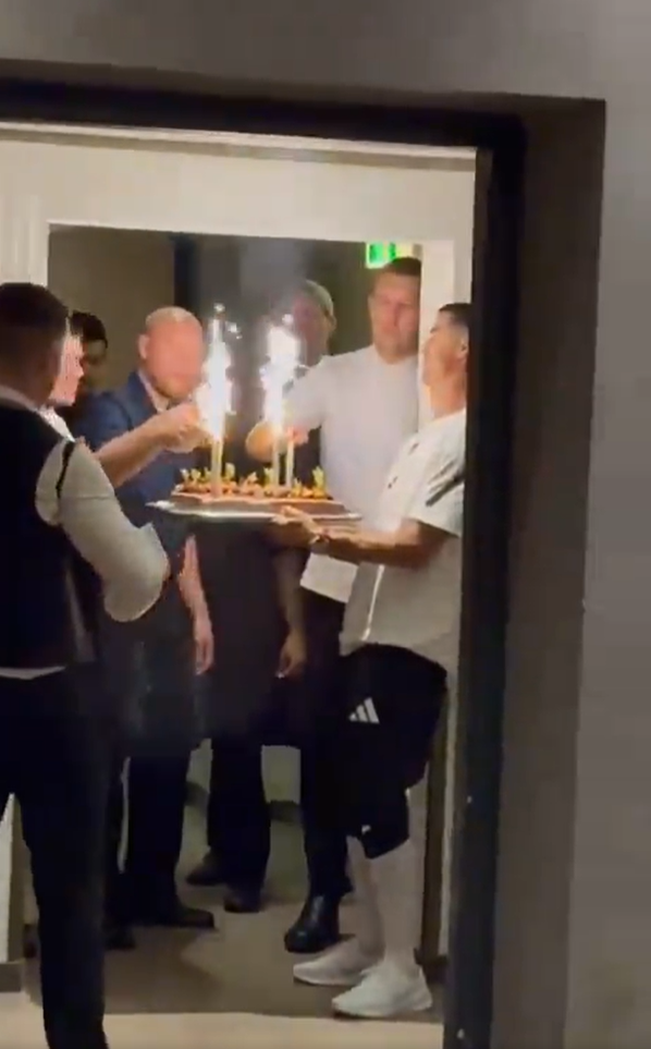 Cristiano Ronaldo emociona a un cocinero del Al-Nassr con un gesto inesperado