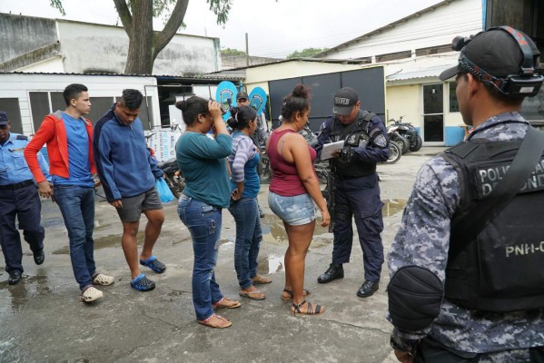 Las autoridades policiales ejecutaron operativos ayer en Villanueva y San Pedro Sula adonde decomisaron una gran cantidad de artículos que se robaron en los saqueos a centros comerciales.