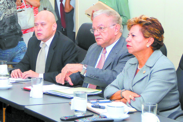 Juan O. Hernández supervisa proyectos en la isla Conejo