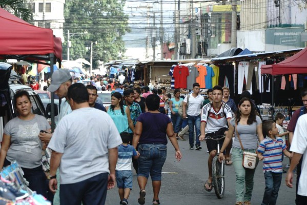 Compradores inundan zonas comerciales previo a Navidad