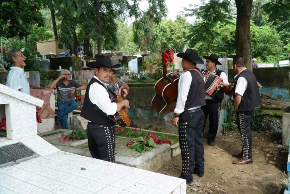 Abarrotan cementerios por el día de difuntos