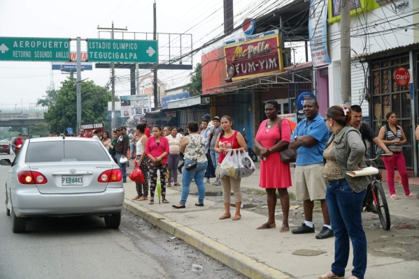 Centros comerciales del este en poder de vándalos