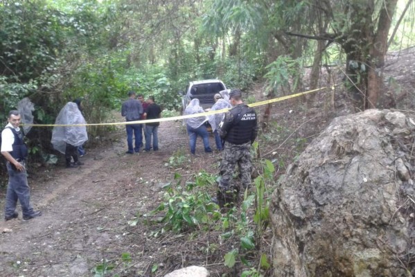 Agentes de la DNIC y de la Agencia Técnica de Investigación Criminal (Atic) inspeccionan el carro abandonado en el caserío La Gloria, sector de El Calán en Villanueva, supuestamente utilizado por los asesinos de Mario Verdial Alsina.