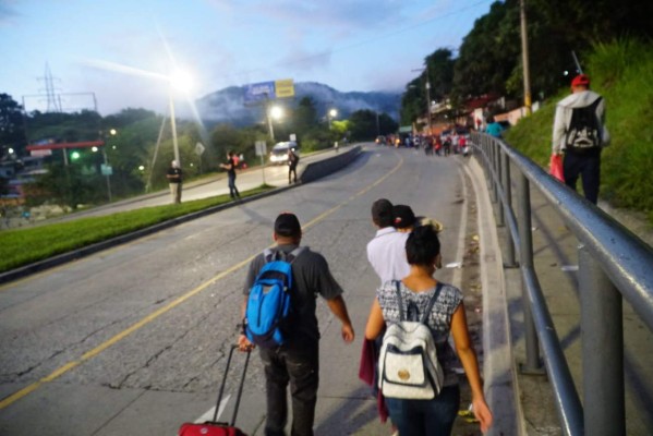 Más de 60 menores que viajaban en nueva caravana están retenidos en la frontera