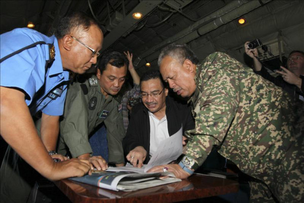 Familiares ansían noticias del avión de Malasia perdido con 239 personas