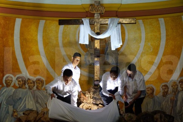 Feligreses católicos realizan el Santo Entierro en San Pedro Sula