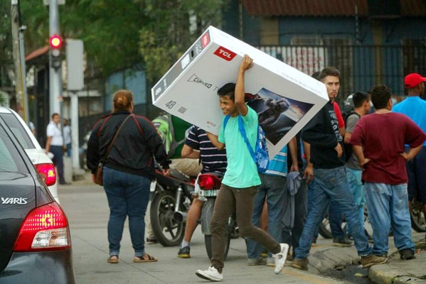 Con destrucción, saqueos y caos golpean a Honduras