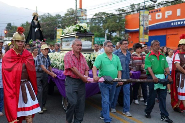 Feligreses católicos realizan el Santo Entierro en San Pedro Sula