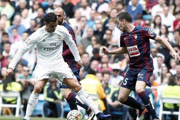 Video: El humillante doble caño que sufrió Cristiano Ronaldo