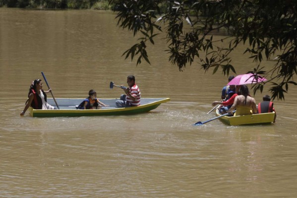 Veraneantes inundan de diversión sitios turísticos de Honduras