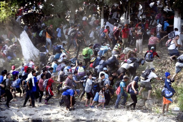 Policía mexicana frena a la caravana en el río Suchiate