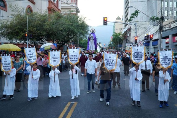 Feligreses católicos realizan el Santo Entierro en San Pedro Sula
