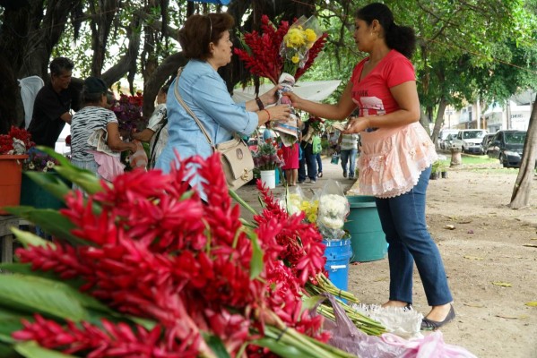 Abarrotan cementerios por el día de difuntos