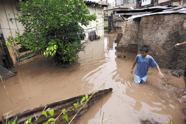 Fuerte tormenta deja inundaciones en la capital