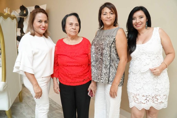 Martha García, Rosa Rivera, Hermes Caballero y Carmen Escobar