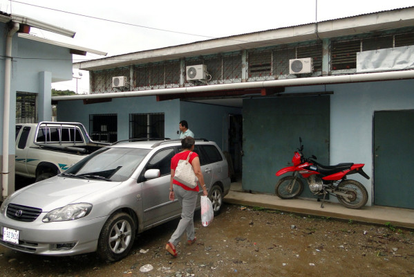 Salud decomisa producto vencido