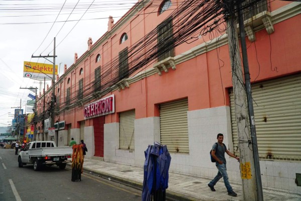 Propietarios de negocios de la tercera avenida siguen con temor a saqueos