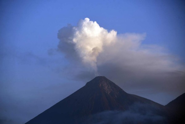 El volcán de Fuego de Guatemala aumentó su actividad explosiva