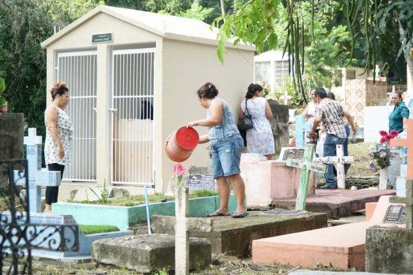 Abarrotan cementerios por el día de difuntos