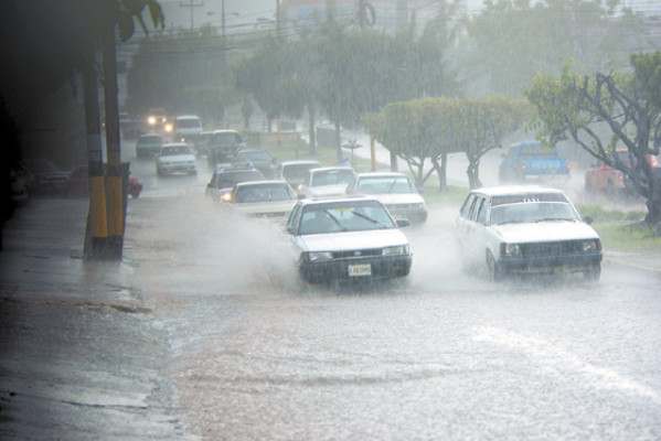 Fuerte tormenta deja inundaciones en la capital