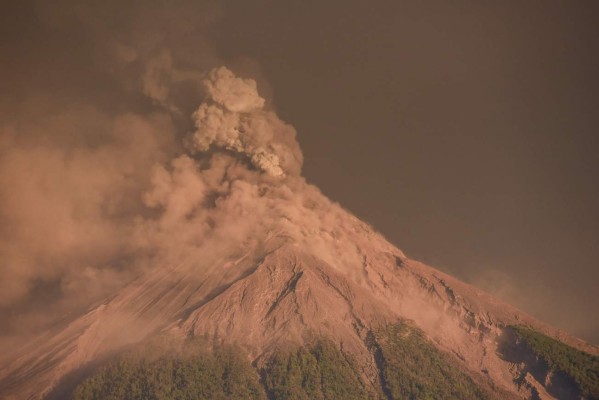 Guatemala: Alerta roja y evacuaciones por erupción del volcán de Fuego