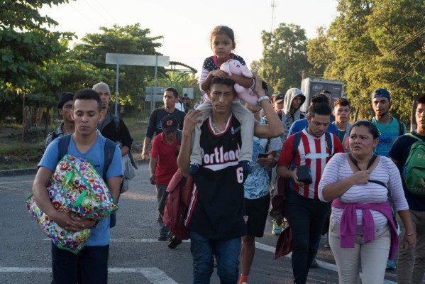 Cientos de migrantes intentan cruzar frontera de México con EEUU
