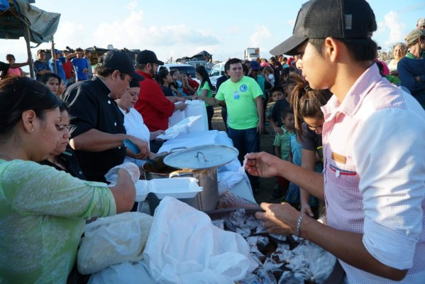 Reparten comida, ropa y juguetes a pepenadores del crematorio