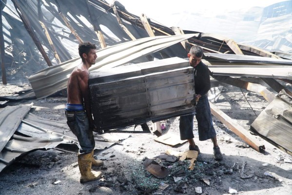 Vuelve la calma con negocios en la ruina en San Pedro Sula